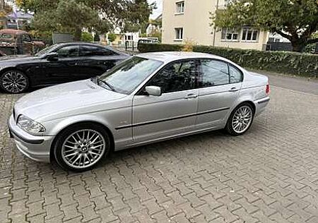 BMW 323i 323