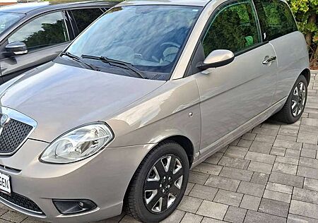 Lancia Ypsilon 1.4 8V Oro