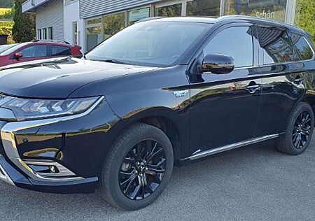 Mitsubishi Outlander Plug-in Hybrid TOP 4WD/LED/SHGD
