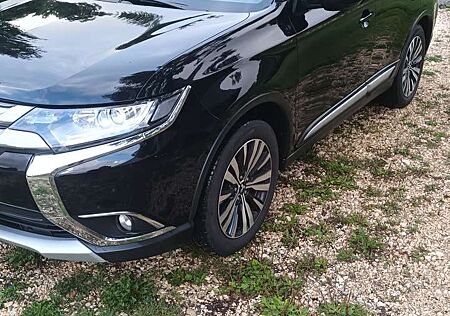 Mitsubishi Outlander TOP / 2.0 2WD Diamant Edition / 2.HAND / SH /