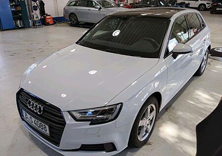 Audi A3 Sportback 40 TFSI quattro sport Pano