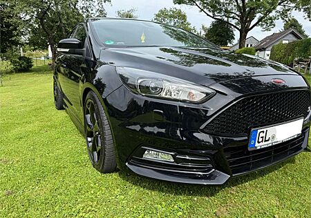 Ford Focus 2.0 EcoBoost ST mit Leder-Sport-Paket