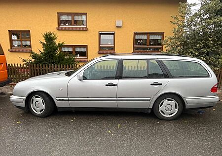 Mercedes-Benz E 240 T Classic TÜV 5/25