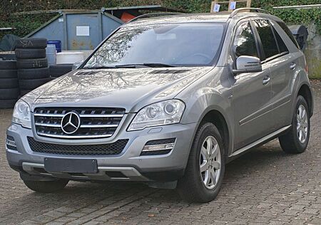 Mercedes-Benz ML 300 M-Klasse Diesel CDI 4Matic 7G-TRONIC DPF *AHK*