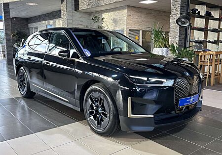 BMW iX 40 xDrive AHK LED Leder R.Cam Navi PDC SHZ