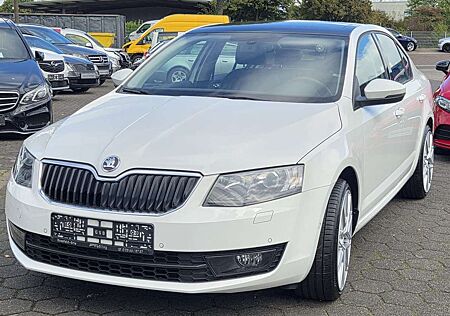 Skoda Octavia Elegance Panoramadach Bi-Xenon Teilleder