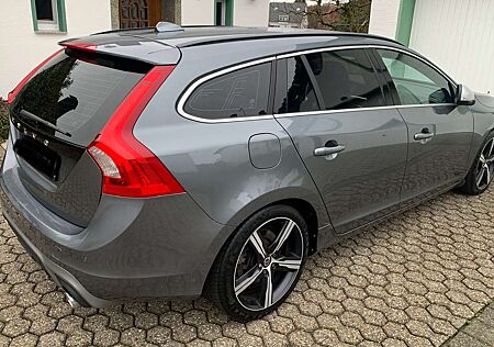 Volvo V60 Momentum R-Design
