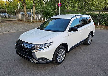 Mitsubishi Outlander Active+ 4WD Auto Navi Cam AHK 2000 kg