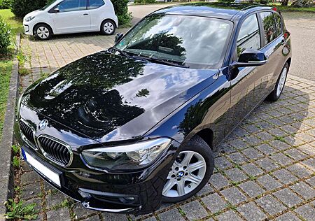 BMW 118i 118 Advantage, stark abgedunkelt