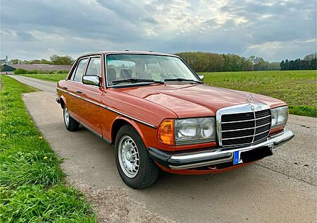 Mercedes-Benz 200 W123