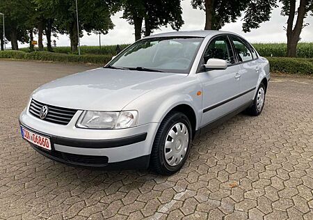 VW Passat Volkswagen 3b 1,6 Automatik nur 65Tkm Klima