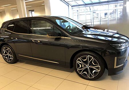 BMW iX xDrive40 Laser Panorama Head-Up AHK Soft-Close