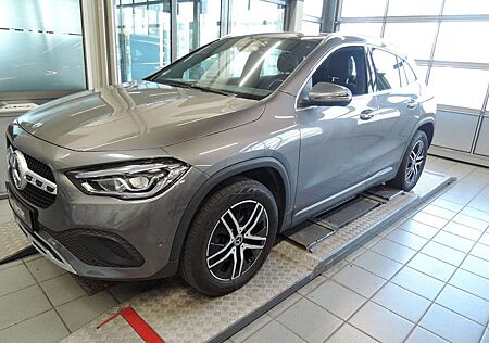 Mercedes-Benz GLA 180 d Progressive/8G/LED/Pano-SD/Kamera/AHK