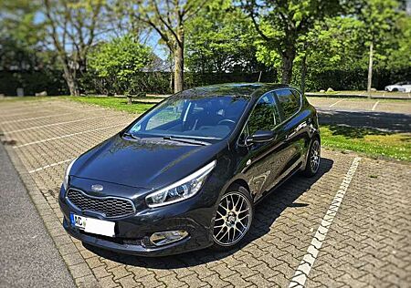 Kia Cee'd Ceed / 1.6 GDI Dream Team Edition
