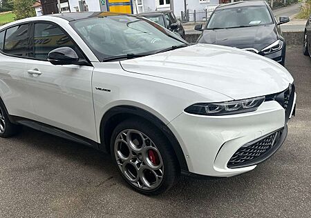 Alfa Romeo Tonale Veloce Plug-In-Hybrid AWD Panoramaglasdach 20"Rad