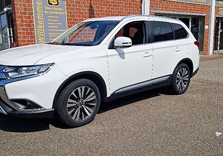 Mitsubishi Outlander Active 2.0 2WD CVT (Diamant Ed.)
