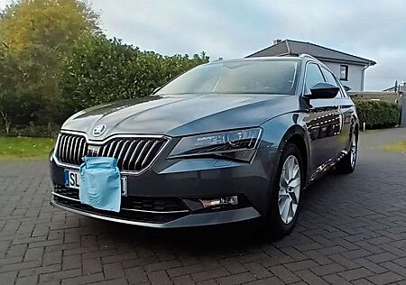 Skoda Superb Combi 2.0 TDI 4x4 DSG Xenon Pano AHK Abstand PDC