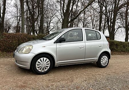 Toyota Yaris 1.3i mit Automatik und Klimaanlage