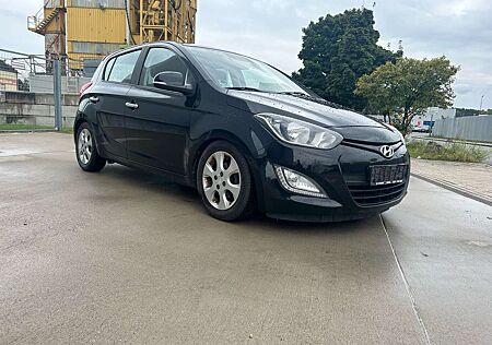 Hyundai i20 1.1 CRDi Style*TÜV 8-2025*KLIMAAUTOMATIK