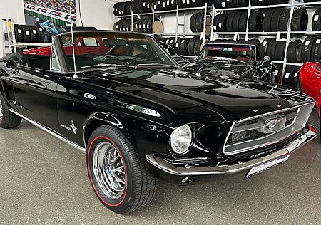 Ford Mustang 67er V8 Cabriolet in triple black