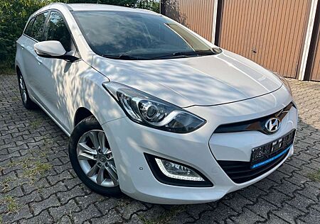 Hyundai i30 cw 1.6 Trend-PDC-Tempomat-BT