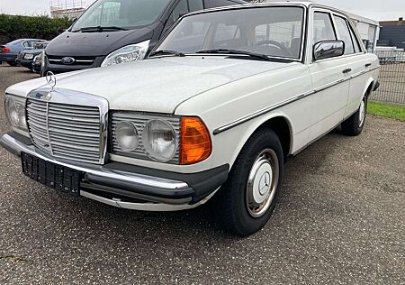 Mercedes-Benz 200 E Benziner W123 Limousine Original 112.000km