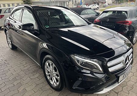 Mercedes-Benz GLA 200 7G Kamera BI-Xenon Aktiver Parkassistent