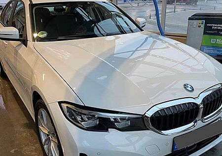 BMW 320i 320 Lim. Advantage LivePro ACC ParkingAssist SH