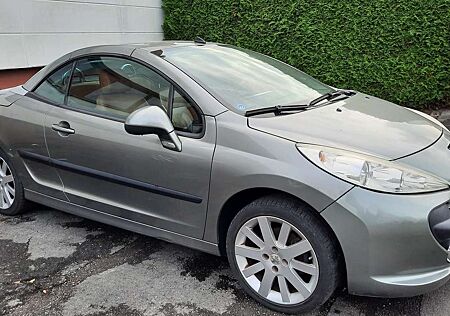 Peugeot 207 CC Platinum*LEDER*SHZ*ALLWETTER*PDC*