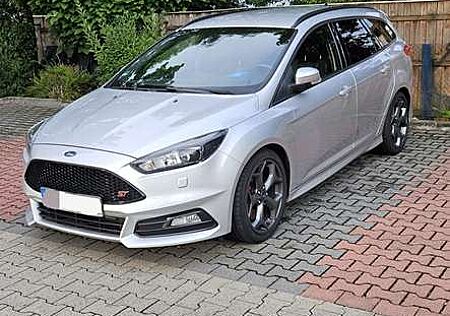 Ford Focus Turnier 2.0 TDCi ST mit Leder-Exclusiv-Paket