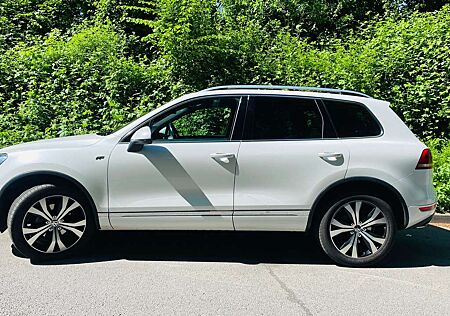 VW Touareg Volkswagen 3,0 R-Line AHK Luft Stdhzg Pano 360 Grad