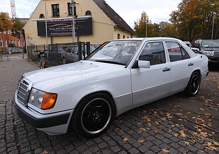 Mercedes-Benz 200 E Lim.*AUT.*KLIMA*TEMPOMAT*KAMERA*OLDTIMER*