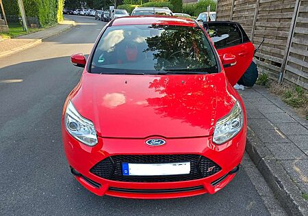 Ford Focus 2.0 EcoBoost ST mit Leder-Sport-Paket
