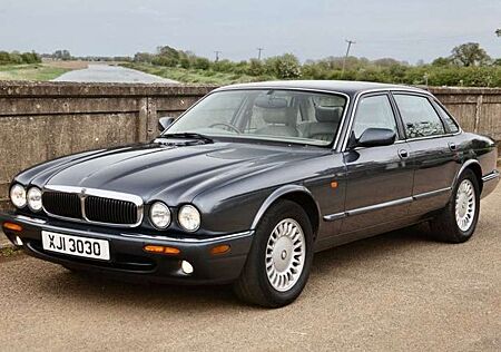 Jaguar XJ8