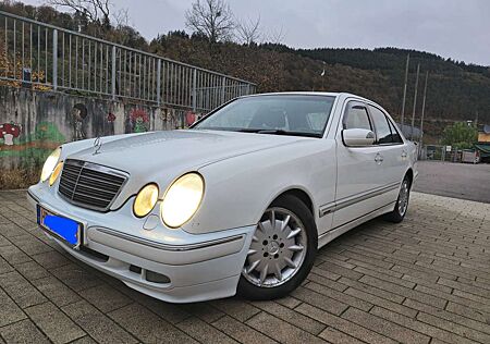 Mercedes-Benz E 270 CDI Elegance, TÜV 10/26, Leder, Klima, Command