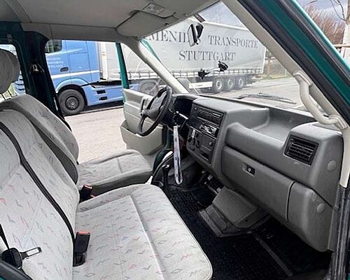 Volkswagen T4 Kombi zuverlässiger, in die Jahre gekommener Bus