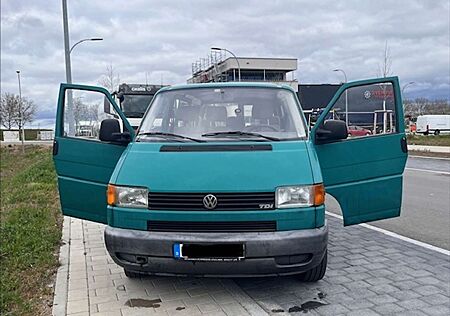 Volkswagen T4 Kombi zuverlässiger, in die Jahre gekommener Bus