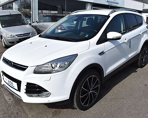 Ford Kuga Titanium *TEILLEDER*PDC*SITZHZ*AHK*WENIG GELAUFEN!