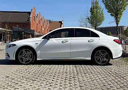 Mercedes-Benz A 250 e 8G-DCTAMG Line
