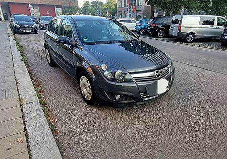Opel Astra 1.8 Automatik (Carplay, Ambienten)