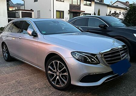 Mercedes-Benz E 220 Exclusive, Widescreen, 8-fach bereift