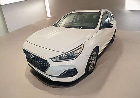 Hyundai i30 gebraucht kaufen Hyundai i30 Kombi YES 1.6 CRDi DCT Navi PDC Allwetter