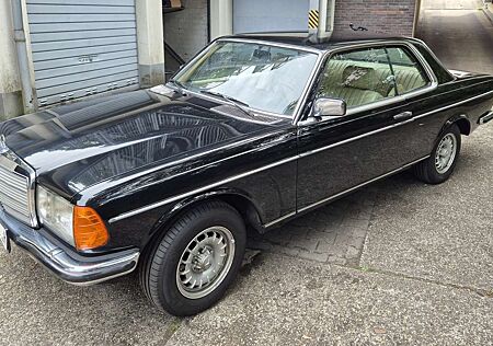 Mercedes-Benz CE 230 W123 - 230 CE - H-Kennz. - Schwarz/creme-Leder