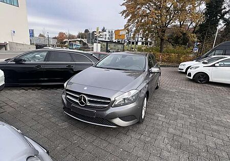 Mercedes-Benz A 180 (BlueEFFICIENCY) 7G-DCT Style