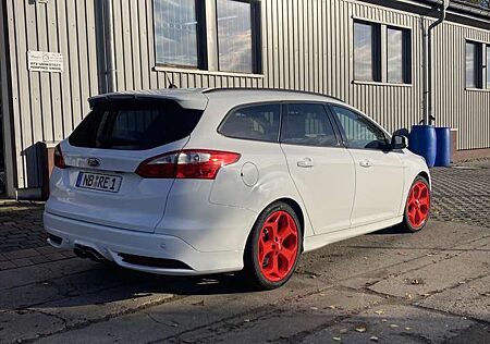 Ford Focus Turnier 2.0 EcoBoost ST mit Leder-Sport-Paket