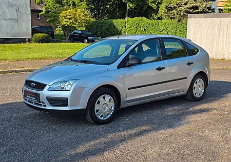 Ford Focus Lim. Trend*Klima*Wenig km*8-fach bereift