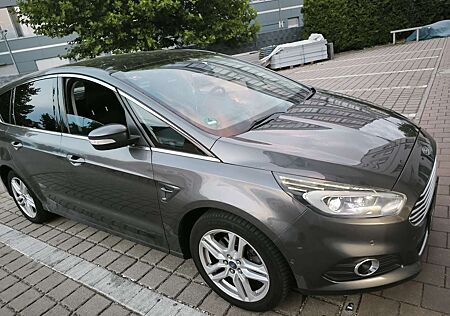 Ford S-Max Titanium