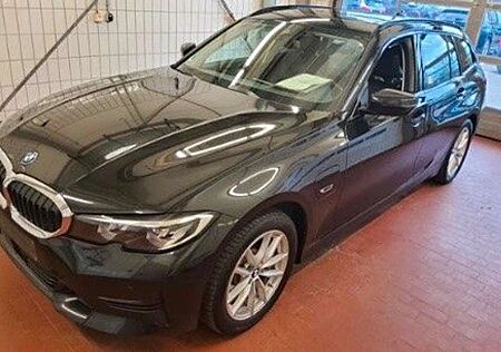 BMW 330 e xDrive Sport Line HUD/AHK/St&Go/Leder/Panor