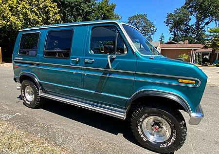Ford Econoline 150 4WD Van