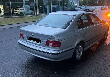 BMW 523i 523